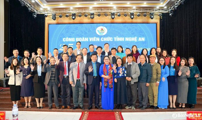 Các đại biểu chụp ảnh lưu niệm tại hội nghị. Ảnh: Diệp Thanh