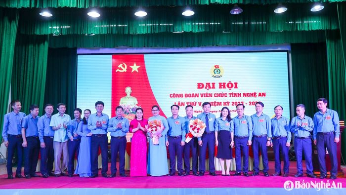 Đại diện Tổng Liên đoàn Lao động Việt Nam, Liên đoàn Lao động tỉnh Nghệ An, Đảng ủy Khối Các cơ quan tỉnh tặng hoa chúc mừng Ban Chấp hành Công đoàn Viên chức Nghệ An tại Đại hội lần thứ V, nhiệm kỳ 2023 - 2028. Ảnh tư liệu: Đức Anh