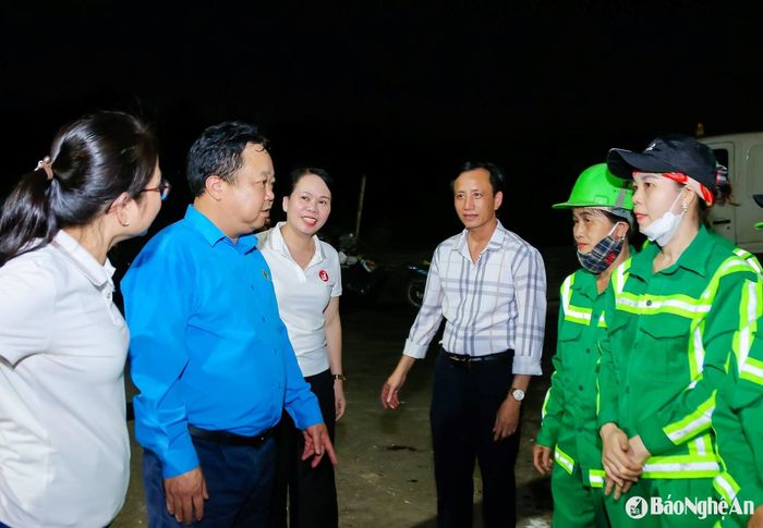 Công đoàn cơ sở trực thuộc Công đoàn Viên chức Nghệ An trao quà cho công nhân có hoàn cảnh khó khăn nhân dịp Tháng Công nhân. Ảnh tư liệu: Lâm Tùng