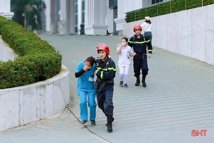 Huấn luyện nghiệp vụ và thực tập phương án PCCC tại bệnh viện Đa khoa TTH Hà Tĩnh.