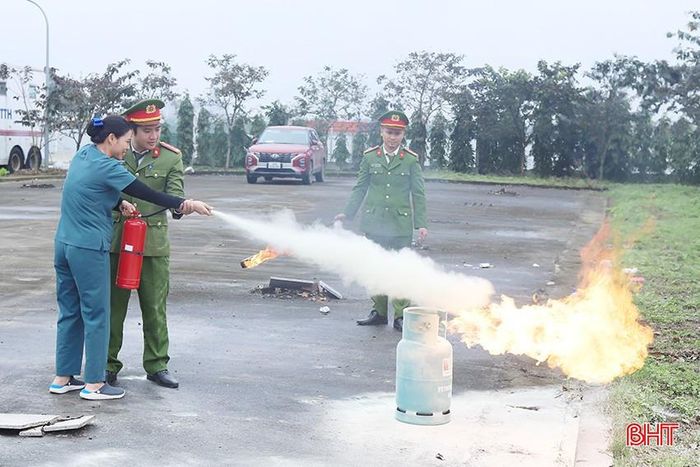 Cán bộ Phòng Cảnh sát PCCC&CNCH hướng dẫn nhân viên Bệnh viện Đa khoa TTH Hà Tĩnh sử dụng thiết bị dập tắt đám cháy.