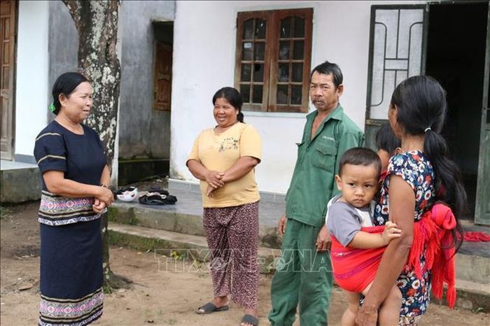 Các đảng viên là người dân tộc thiểu số tại tỉnh Kon Tum tuyên truyền chủ trương, đường lối của Đảng đến với người dân.