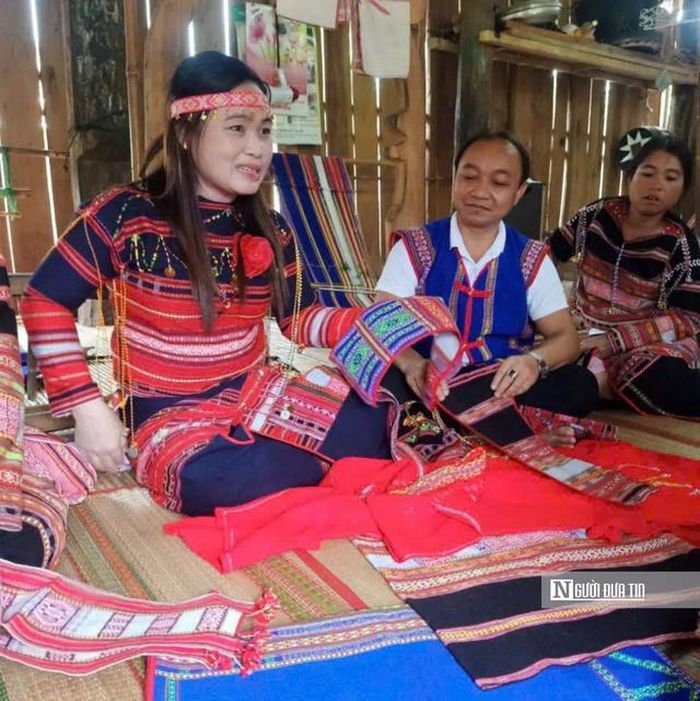 Bà Đinh Thị Xuân Bông (đầu tiên bên trái ảnh) - Phó Chủ tịch UBND xã Canh Thuận, một trong những nghệ nhân giữ nghề dệt truyền thống ở Hà Văn Trên, giới thiệu về sản phẩm của làng nghề. Ảnh: TD