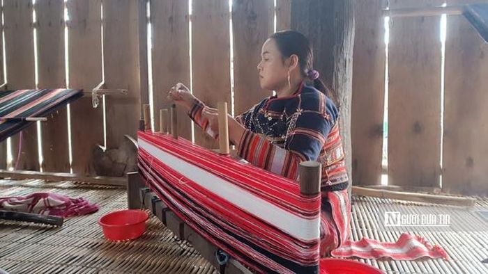 Những tấm thổ cẩm đẹp mắt được tạo ra từ đôi bàn tay khéo léo, từ đôi mắt tinh tường để lên hoa văn, để phối kết hợp các màu sắc. Ảnh: Thu Dịu
