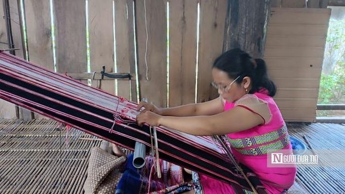 Tranh thủ lúc nông nhàn, lúc có khách muốn thăm quan trải nghiệm, các chị em ở Hà Văn Trên lại tập trung về nhà rông để dệt thổ cẩm. Ảnh: LT