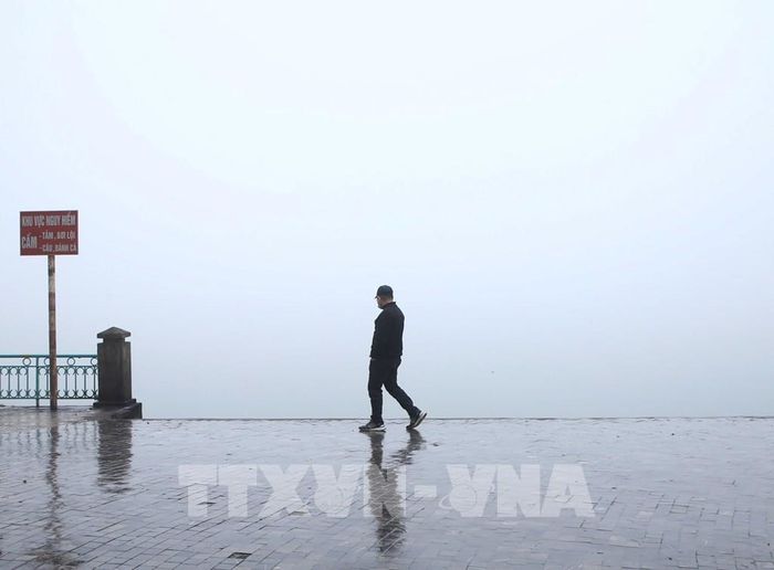 Dương mù và mưa phùn ở khu vực Hồ Tây. Ảnh: Nguyễn Hoa/TTXVN phát