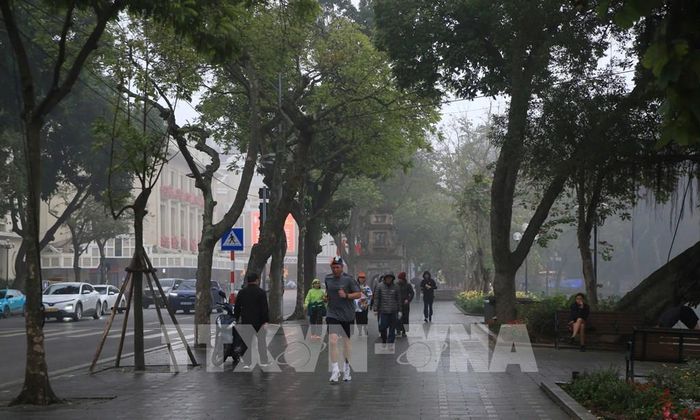 Mưa nhỏ khiến đường ướt và trơn trên đường Đinh Tiên Hoàng. Ảnh: Mai Hiền/TTXVN phát