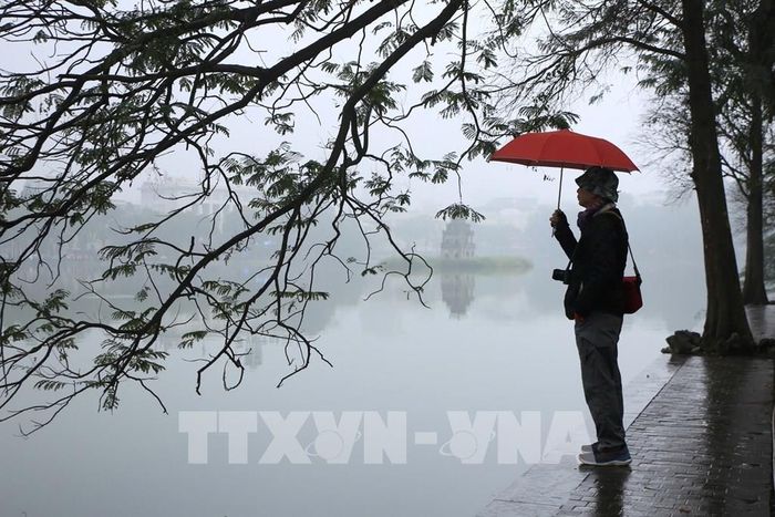 Sương mù từ sáng sớm ở khu vực Hồ Hoàn Kiếm. Ảnh: Mai Hiền/TTXVN phát