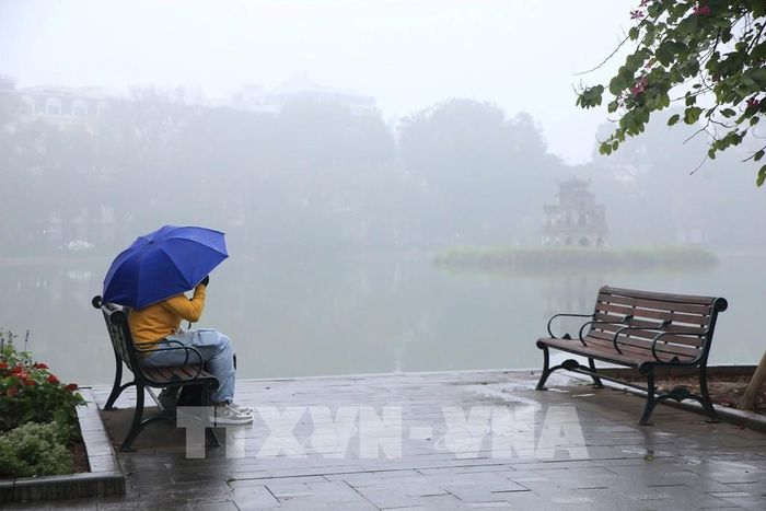Sương mù từ sáng sớm ở khu vực Hồ Hoàn Kiếm. Ảnh: Nguyễn Hoa/TTXVN phát