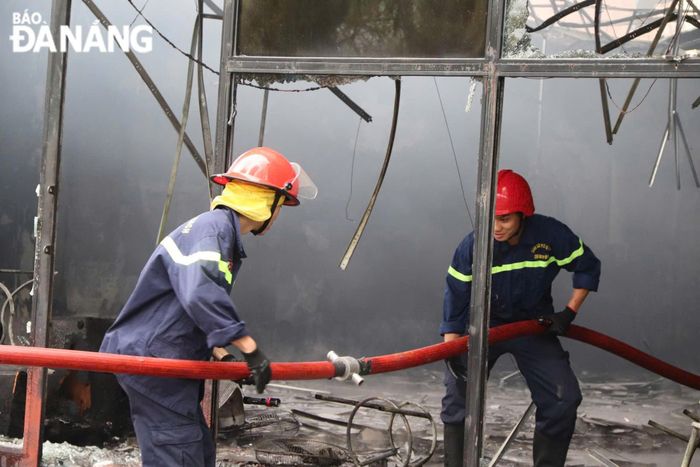 Vụ cháy không có thương vong về người, nhưng thiêu rụi nhiều tài sản. ẢNH: ĐVCC