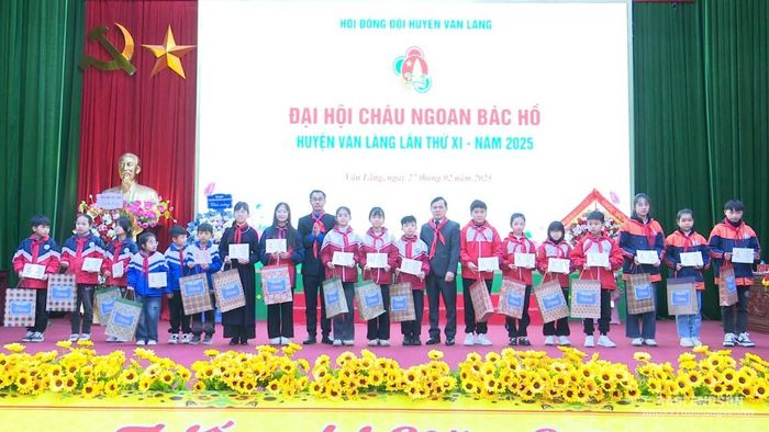 Trao chứng nhận cháu ngoan Bác Hồ cho đội viên có thành tích cao trong học tập và công tác đội giai đoạn 2020 – 2025