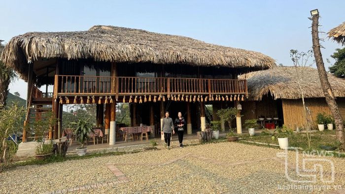 Nơi nghỉ dưỡng được thiết kế theo kiểu nhà sàn ấm áp về mùa Đông, thoáng mát về mùa Hè, phù hợp với cảnh quan núi rừng.
