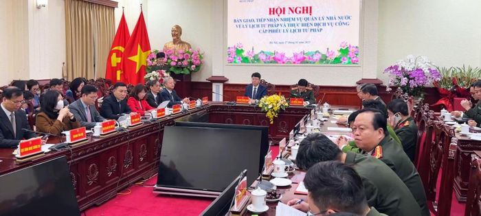 Sáng 27/2, Bộ Tư pháp bàn giao nhiệm vụ Lý lịch tư pháp cho Bộ Công an. Ảnh: TTXVN.