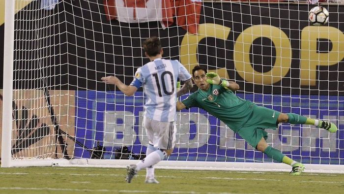  Messi và cú đá hỏng penalty năm 2016 khiến anh đưa ra quyết định giã từ ĐTQG. 