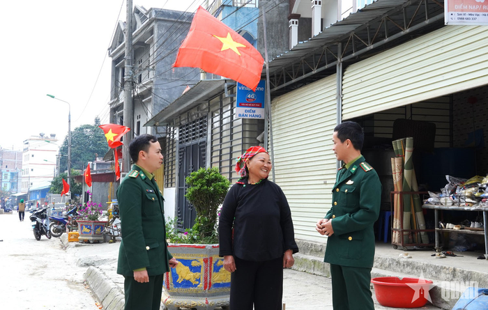 Bà Hoàng Thị Tương (đứng giữa), Bí thư chi bộ thôn Lũng Làn, xã Sơn Vĩ (huyện Mèo Vạc, Hà Giang) bày tỏ vui mừng cùng cán bộ Đồn Biên phòng Sơn Vĩ trước sự đổi thay của quê hương.