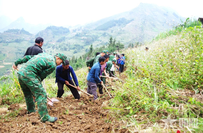Cán bộ, chiến sĩ Đồn Biên phòng Sơn Vĩ tích cực tham gia hỗ trợ nhân dân mở đường giao thông nông thôn.