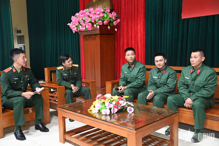 Chiến sĩ mới Vũ Công Tú (ngồi giữa) tham gia giao lưu cùng đồng đội.