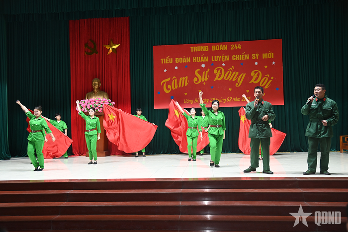 Chương trình ca, múa nhạc với nhiều tiết mục sôi động, đã tạo không khí ấm tình đồng đội. 