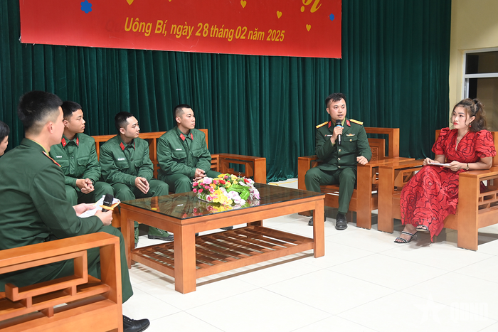Các đồng chí cán bộ chia sẻ kinh nghiệm trong quá trình học tập, công tác và trưởng thành trong Quân đội. 