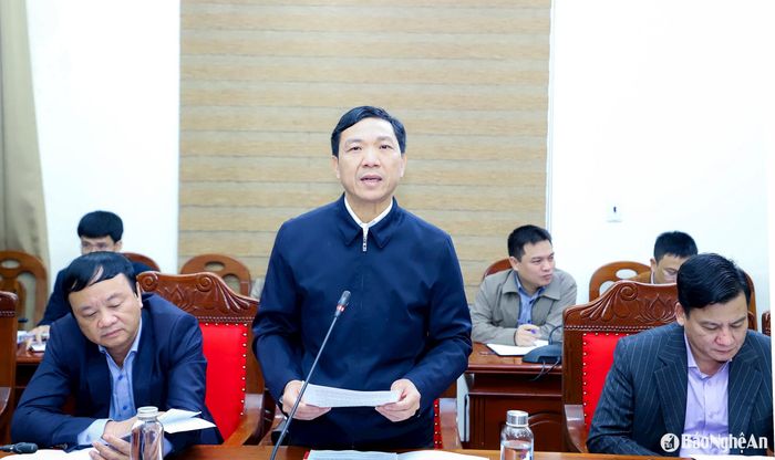 Đồng chí Hồ Xuân Bảy - Phó Trưởng ban Thường trực Ban Nội chính Tỉnh ủy trình bày Báo cáo đánh giá tình hình tháng 2, dự kiến tình hình trọng tâm tháng 3/2025. Ảnh: Phạm Bằng