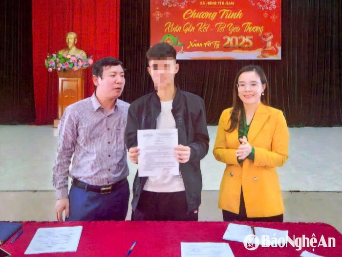 Đinh Hữu Ph. (giữa) nhận lệnh nhập ngũ tại trụ sở xã. Ảnh: CSCC