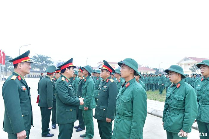 Đồng chí Đại tá Phan Đại Nghĩa - Ủy viên BTV Tỉnh ủy, Chỉ huy trưởng Bộ CHQS tỉnh động viên chiến sĩ nhập ngũ tại Trung đoàn 764. Ảnh: Châu Khang