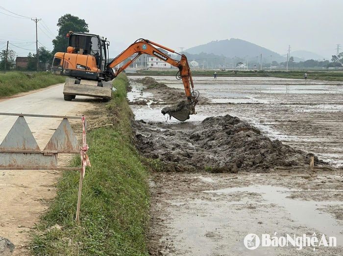 Nhân dân xóm 6, xã Diễn Phú hiến đất nông nghiệp mở đường liên xã. Ảnh: TH