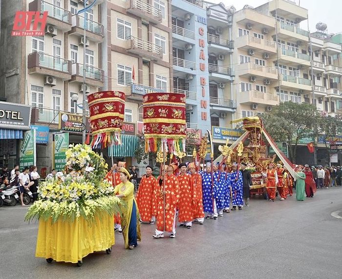 Đoàn rước kiệu của các phường, xã tại lễ hội Cầu Phúc.