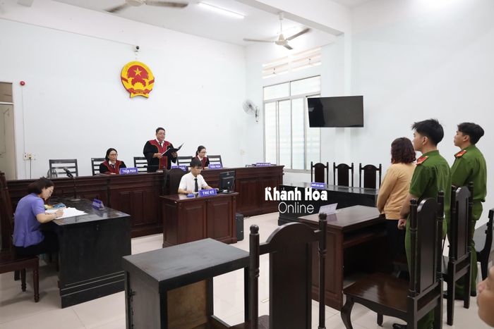 Hội đồng xét xử phúc thẩm tuyên án.
