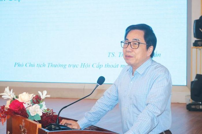  TS. Trần Anh Tuấn - Phó Chủ tịch Thường trực Hội Cấp thoát nước Việt Nam trình bày tham luận. Ảnh: Nguyễn Tuấn 
