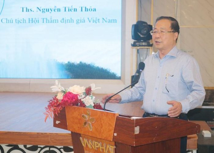  Chủ tịch Hội Thẩm định giá Việt Nam Nguyễn Tiến Thỏa trình bày tham luận 