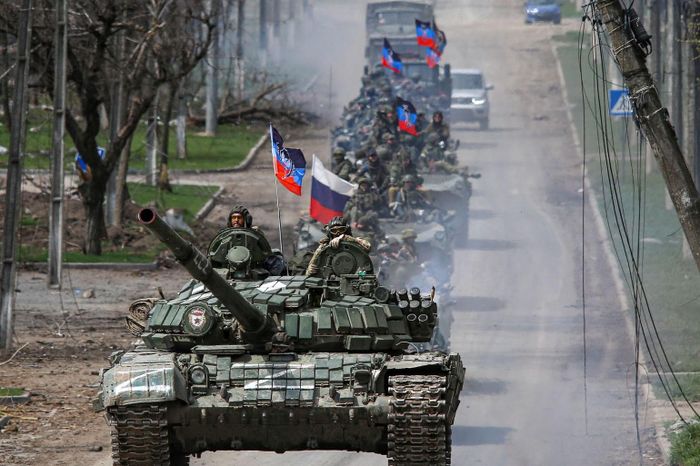 Đoàn xe quân sự Nga cuồn cuộn như thác lũ tiến vào lãnh thổ Ukraine trong chiến dịch quân sự đặc biệt.