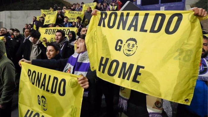  Thông điệp tẩy chay Ronaldo của CĐV Valladolid vào rạng sáng 1/3. 