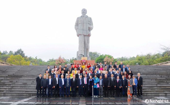 Tiến sĩ Nguyễn Huy Việt (ngoài cùng bên phải, hàng thứ nhất), cùng đoàn đại biểu kiều bào chụp ảnh trước Tượng đài Chủ tịch Hồ Chí Minh trước khi tham dự cuộc Gặp mặt kiều bào xuân Ất Tỵ - 2025 do UBND tỉnh Nghệ An tổ chức. Ảnh: Phạm Bằng