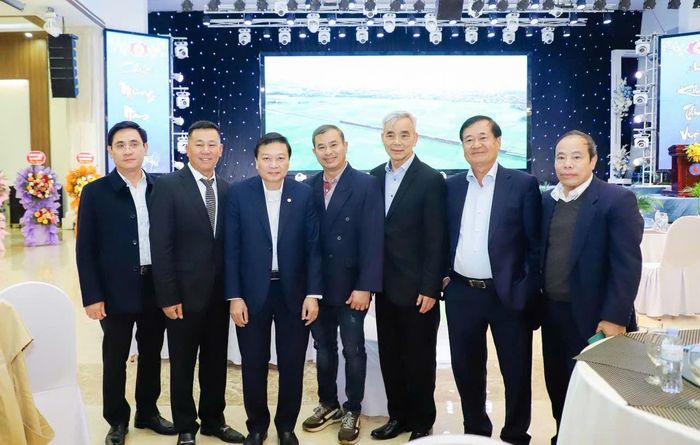Tiến sĩ Nguyễn Huy Việt (thứ 3 từ phải sang) chụp ảnh lưu niệm với Chủ tịch UBND tỉnh Lê Hồng Vinh tại buổi Gặp mặt kiều bào Xuân Ất Tỵ - 2025. Ảnh: NVCC