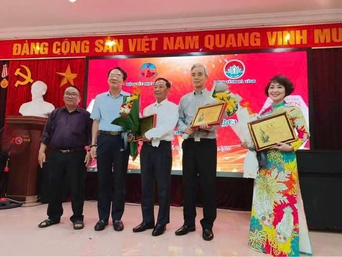 Tiến sĩ Nguyễn Huy Việt (thứ 2 từ phải sang), nhận giải Đặc biệt xuất sắc tại Cuộc thi "Bạn đọc thuộc Kiều" năm 2020. Ảnh: NVCC
