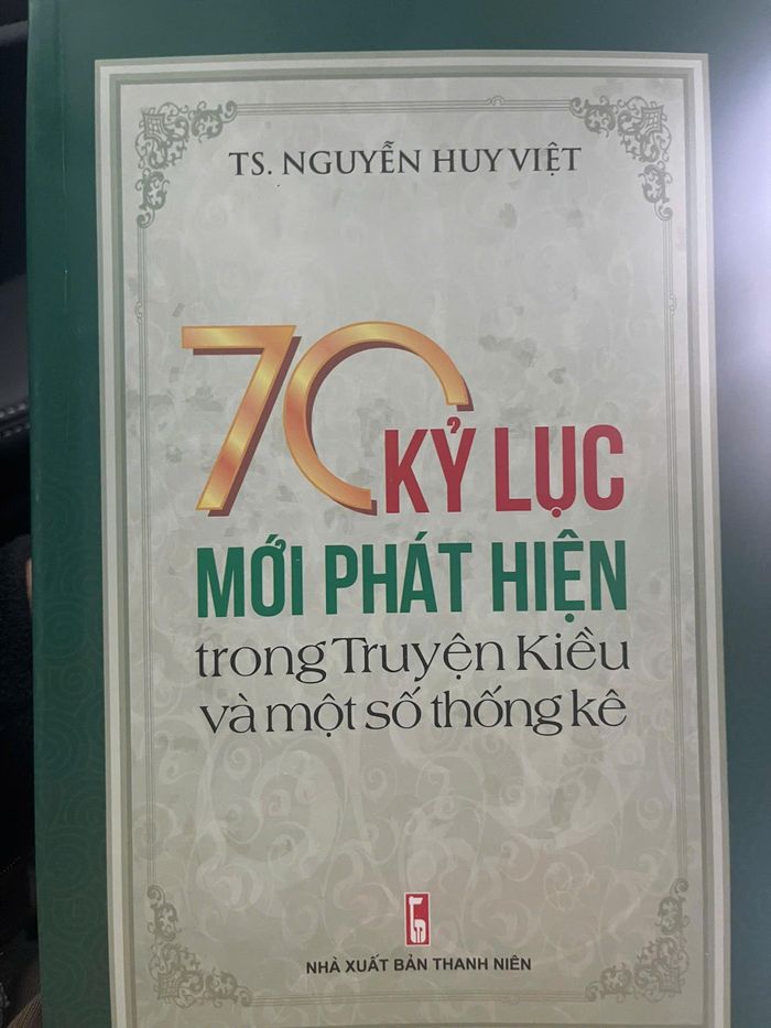 Cuốn sách "70 kỷ lục mới phát hiện trong Truyện Kiều và một số thống kê" của Tiến sĩ Nguyễn Huy Việt. Ảnh: Tiến Đông