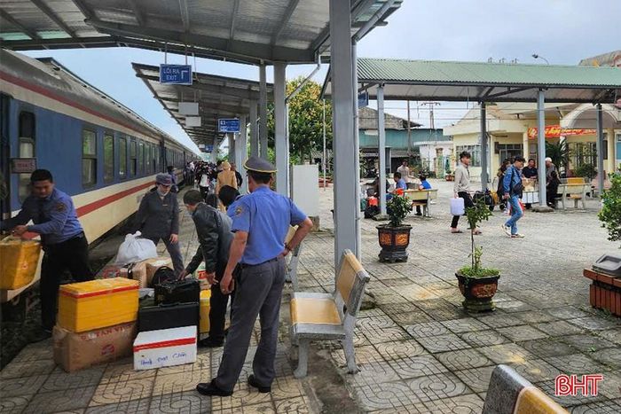  Ngành đường sắt thuê ô tô chuyển tải hành khách giữa ga Yên Trung và ga Thanh Luyện để kịp hành trình. 