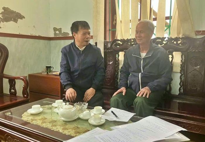Ông Nguyễn Đức Long (tư vấn viên, Hội Luật gia tỉnh Thái Bình), nguyên Trưởng khoa Luật, Trường đại học Thái Bình thực hiện tư vấn pháp luật cho người dân ngay tại trụ sở UBND xã Đông Minh.