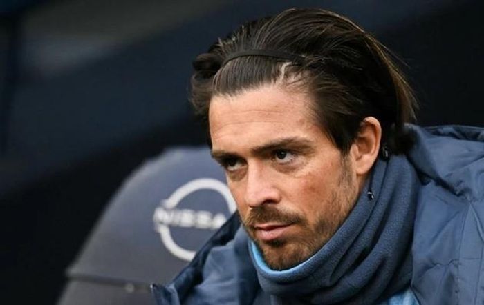 3. Jack Grealish (Man City &amp; Anh). Grealish được biết đến với khả năng kiểm soát bóng xuất sắc, kỹ thuật cá nhân điêu luyện và khả năng tạo đột biến trong tấn công. Mái tóc nghệ sĩ bồng bềnh óng ả dường như là điểm khiến tiền vệ này trở nên cuốn hút trong mắt fan.