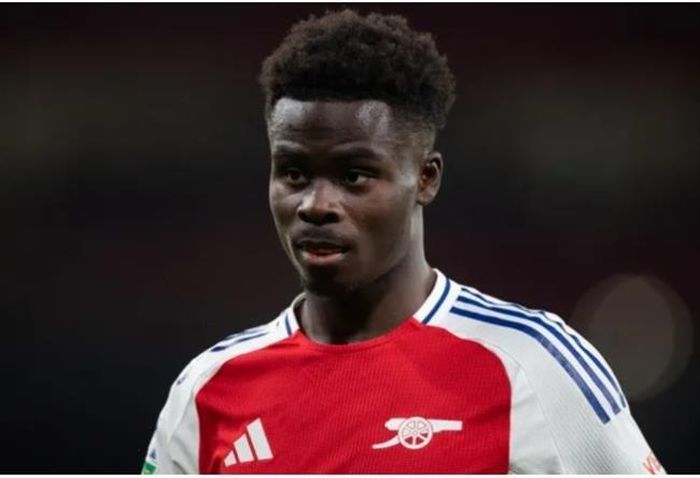 6. Bukayo Saka (Arsenal &amp; Anh). Là cầu thủ chạy cánh linh hoạt, Saka có thể thi đấu ở nhiều vị trí. Anh sở hữu tốc độ, kỹ thuật và khả năng dứt điểm tốt. Saka có một lượng fan nhất định dù không sở hữu ngoại hình đẹp như đồng nghiệp khác.