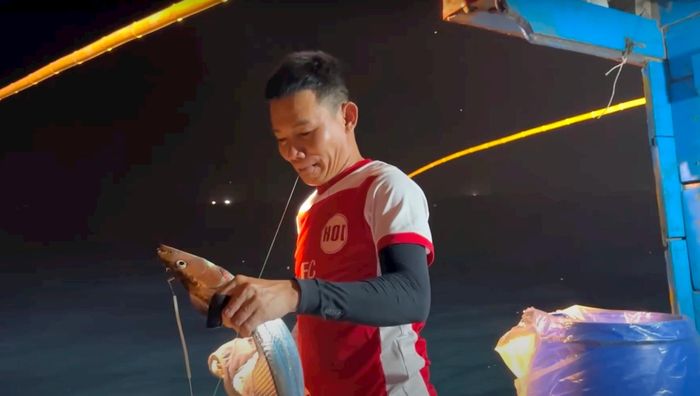 Niềm vui khi bắt được cá hố “cụ”.