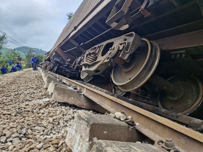 Tàu hàng HH62 (đầu máy D18E-607) bị lật tại Km358+480 trên tuyến đường sắt Bắc- Nam