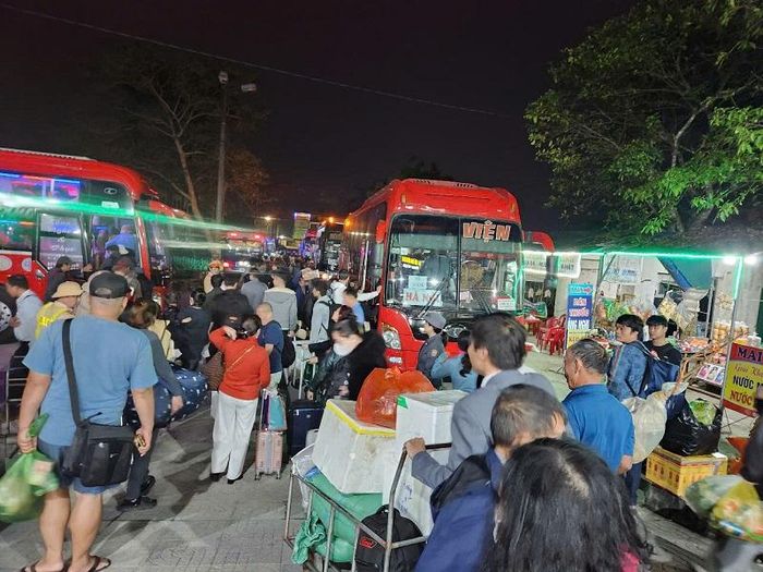 Ngành đường sắt đã kịp thời bố trí xe ô tô trung chuyển hàng nghìn hành khách tại các ga Yên Trung huyện Đức Thọ và ga Thanh Luyện, ga Hương Phố huyện Hương Khê không để bị gián đoạn thời gian dài