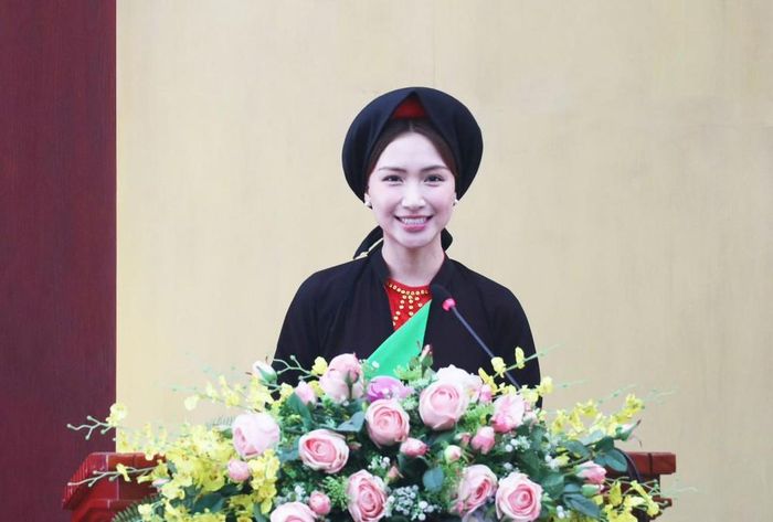 Tên ca khúc Bắc Bling mang ý nghĩa đặc biệt, thể hiện mong muốn của Hòa Minzy mang hình ảnh Bắc Ninh tươi đẹp, lấp lánh và tỏa sáng vào âm nhạc. Tên ca khúc cũng đã được chấp thuận từ lãnh đạo tỉnh Bắc Ninh về từ "Bling" với hàm ý tích cực và hiện đại, giúp thể hiện trọn vẹn tinh thần của bài hát. (Ảnh: FBNV)