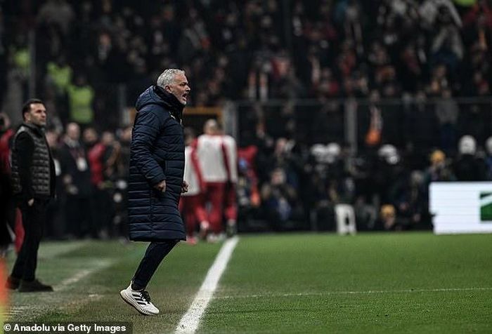 Mourinho bị cáo buộc phân biệt chủng tộc với Galatasaray