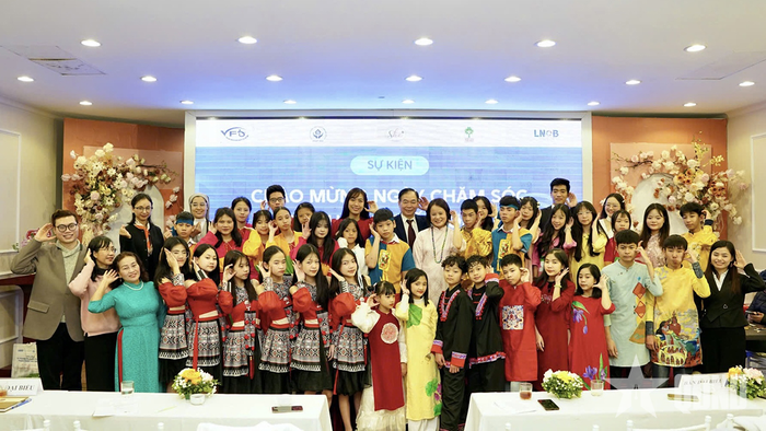 Các đại biểu cùng các em nhỏ khiếm thính chào mừng Ngày chăm sóc thính lực thế giới 3-3.
