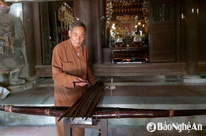 Cây nỏ thần mô phỏng theo truyền thuyết được trưng bày ở đền Cuông. Ảnh: Tiến Hùng
