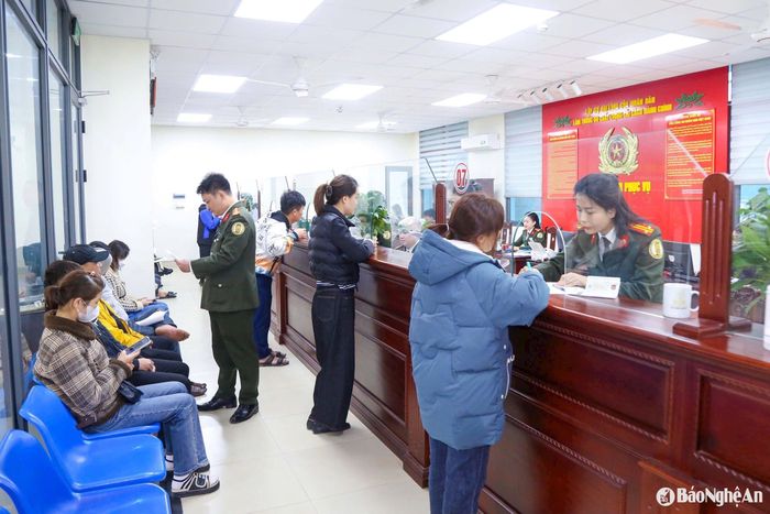 Người dân làm thủ tục cấp đổi hộ chiếu tại Phòng Quản lý xuất nhập cảnh Công an tỉnh Nghệ An. Ảnh tư liệu