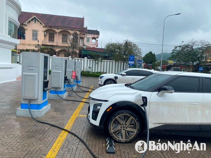 Một trạm sạc ô tô điện ở thị xã Thái Hòa đã đi vào hoạt động. Ảnh: Văn Trường